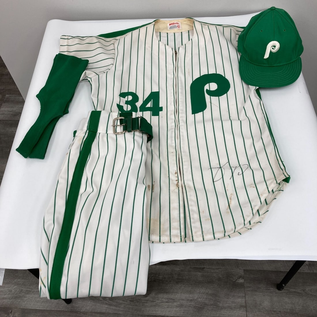 Chris James 1986 Game Used Philadelphia Phillies Jersey with MEARS COA: Chris James 1986 Game Used Philadelphia Phillies Jersey with MEARS COA This is a game-used Philadelphia Phillies jersey uniform worn by Chris James during the 1986 St. Patrick's Day game. The uniform