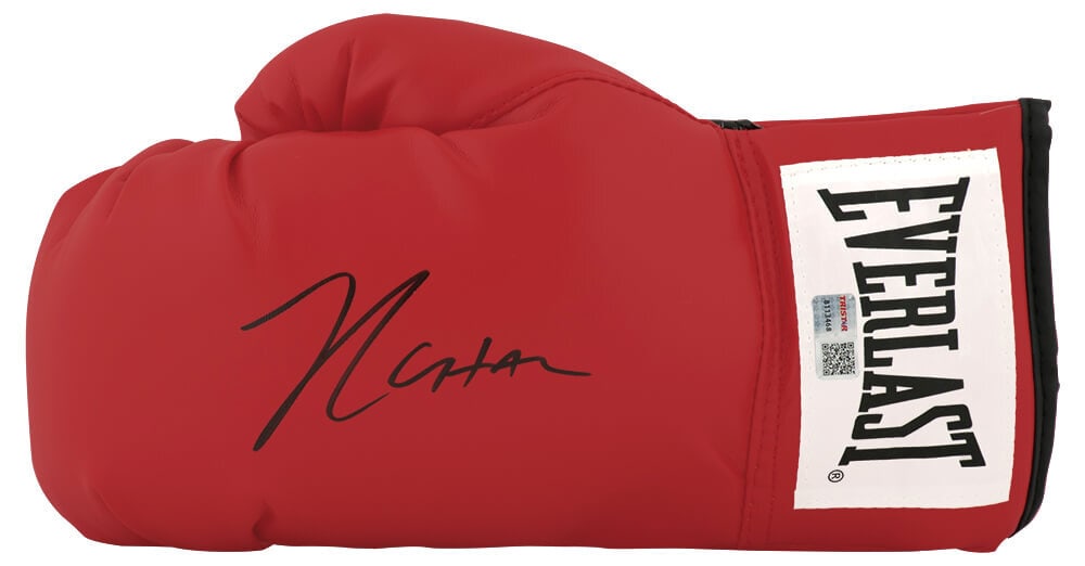Julio Cesar Chavez Signed Everlast Red Boxing Glove with Tri-Star COA: Julio Cesar Chavez Signed Everlast Red Boxing Glove with Tri-Star COA This is a signed Everlast red boxing glove by the legendary Julio Cesar Chavez, a multi-class champion and Hall of Famer. The glov