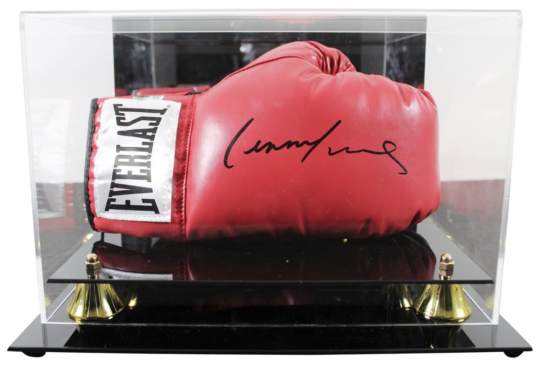 Lennox Lewis Signed Red Everlast Glove with Beckett Authentication (1 of 3)