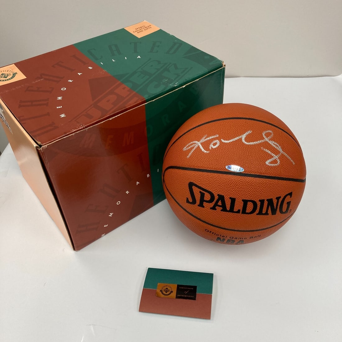 Kobe Bryant Signed Spalding NBA Basketball Silver Ink Upper Deck COA: Kobe Bryant Signed Spalding NBA Basketball Silver Ink Upper Deck COA Celebrate the legacy of Kobe Bryant with this signed Spalding Official Game Basketball, featuring his bold silver ink autograph. Kn