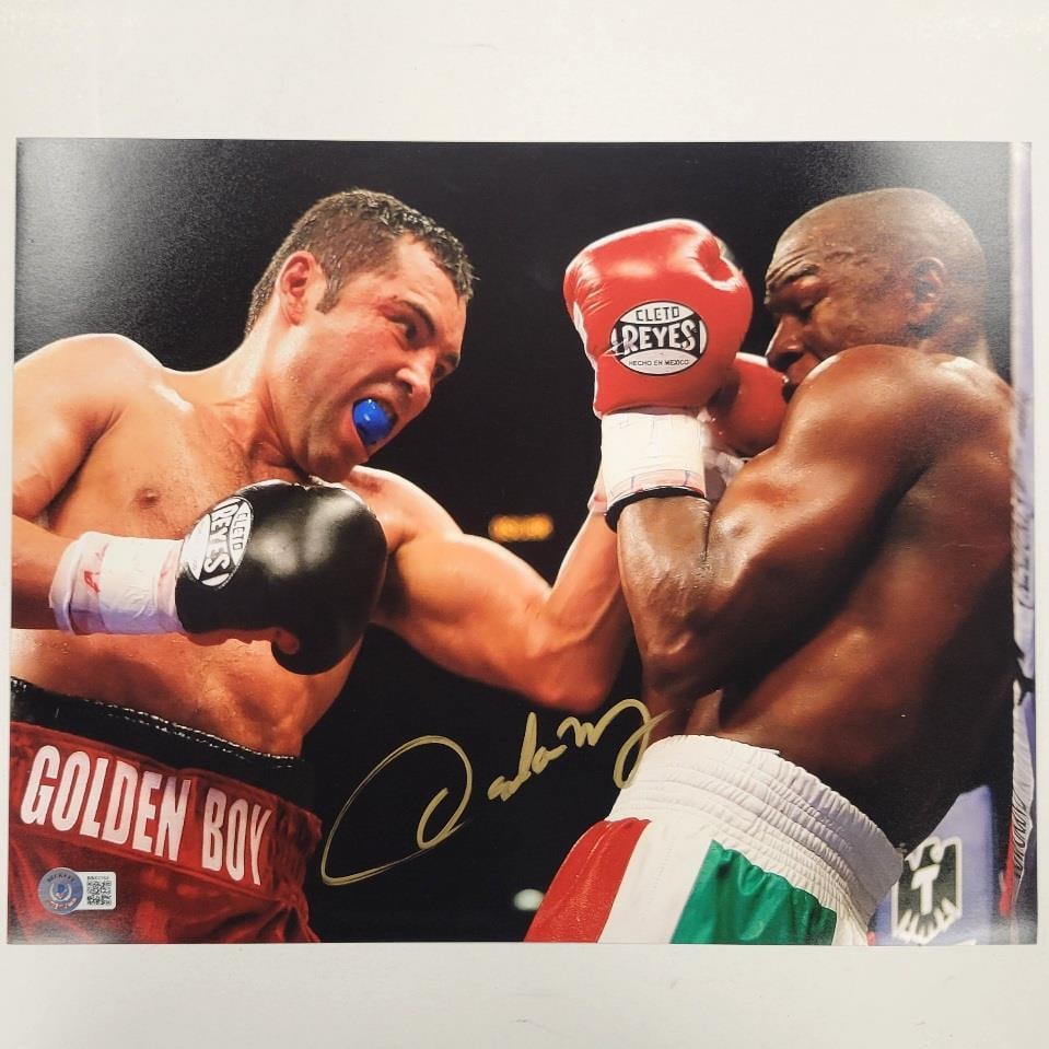 Oscar De La Hoya Signed 11x14 Boxing Photo With Beckett BAS Hologram: Oscar De La Hoya Signed 11x14 Boxing Photo With Beckett BAS Hologram This is an original 11x14 inch photo of Oscar De La Hoya, hand-signed by the boxing champion. The autograph has been authenticated