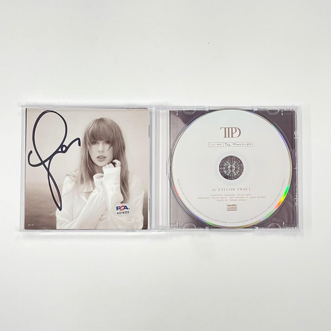 Taylor Swift Autographed CD Cover The Tortured Poets Department PSA/DNA: Taylor Swift Autographed CD Cover The Tortured Poets Department PSA/DNA This listing features a CD album cover of 'The Tortured Poets Department' autographed by Taylor Swift. The authenticity of the s