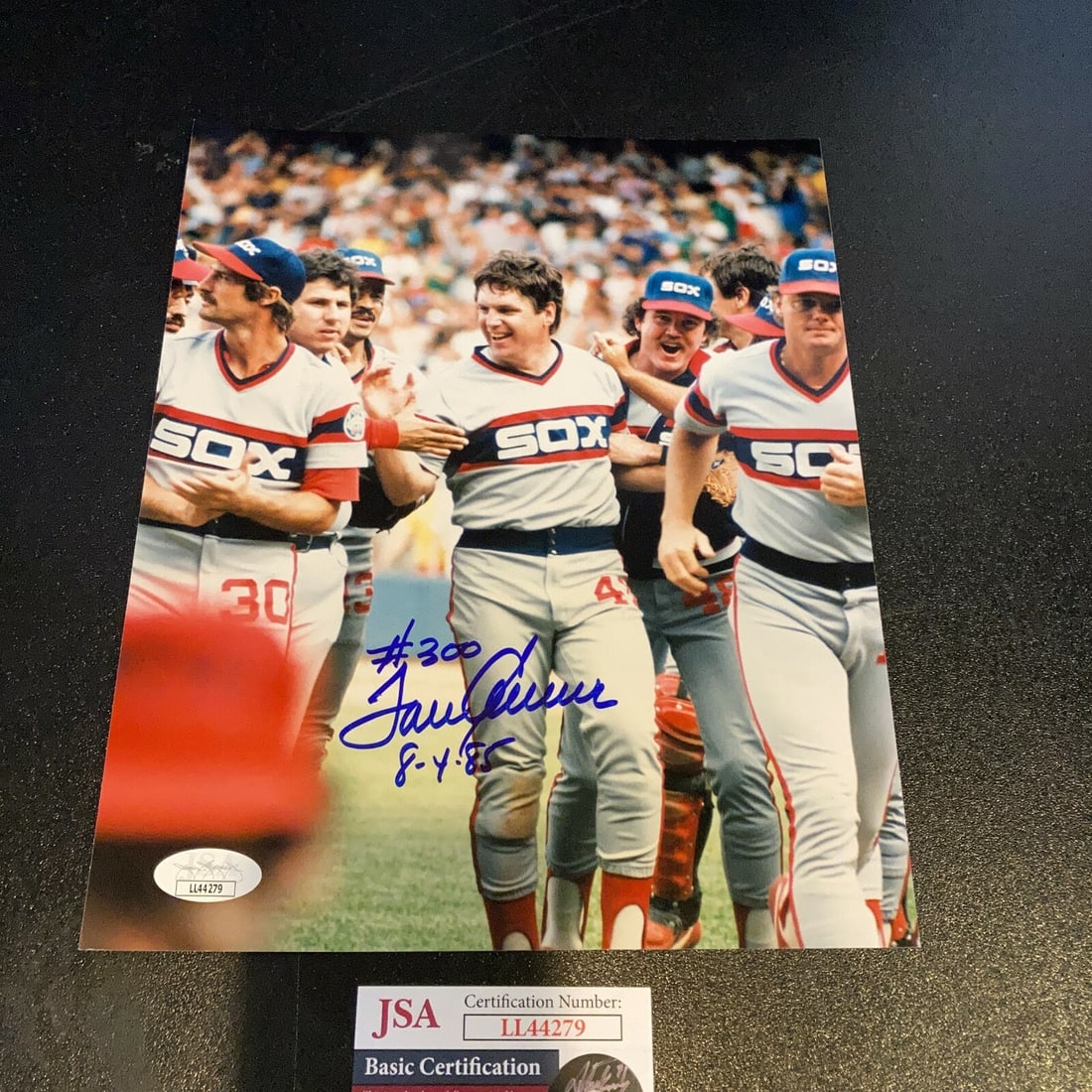 Tom Seaver Signed Inscribed 300th Win Photo August 4 1985 JSA COA: Tom Seaver Signed Inscribed 300th Win Photo August 4 1985 JSA COA Celebrate a historic moment in baseball with this original signed and inscribed photo of Tom Seaver, commemorating his 300th win on Au