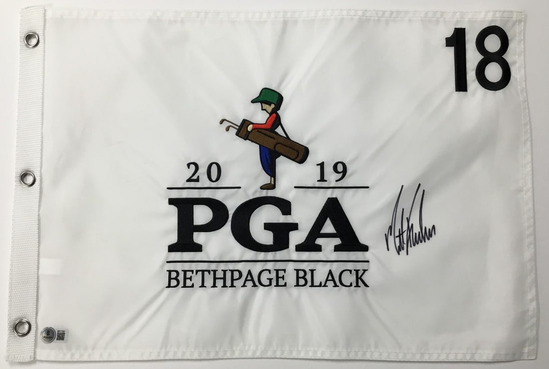 Matt Kuchar Signed 2019 PGA Bethpage Black Flag Beckett Authenticated BR77393: Matt Kuchar Signed 2019 PGA Bethpage Black Flag Beckett Authenticated BR77393 Own a piece of golf history with this officially licensed 2019 PGA Bethpage Black #18 pin flag, beautifully signed by PGA