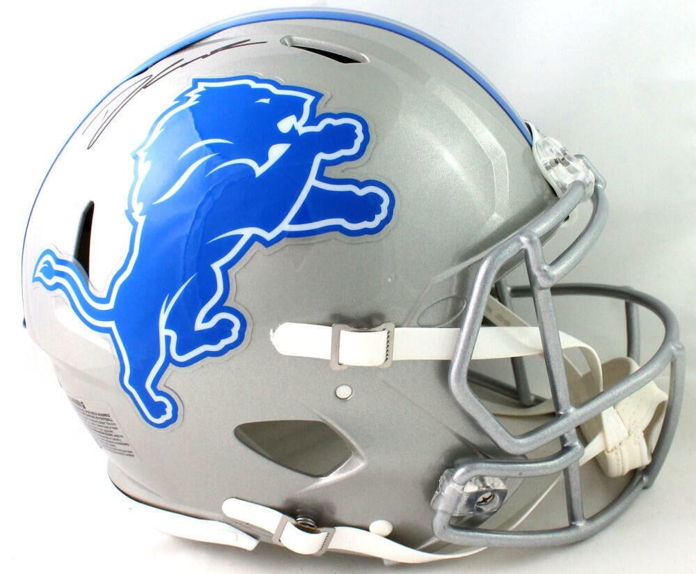 D'Andre Swift Autographed Detroit Lions Full Size Helmet Fanatics Authenticated: D'Andre Swift Autographed Detroit Lions Full Size Helmet Fanatics Authenticated This is a Detroit Lions full-size authentic helmet signed by D'Andre Swift. The helmet is an original piece and comes wi