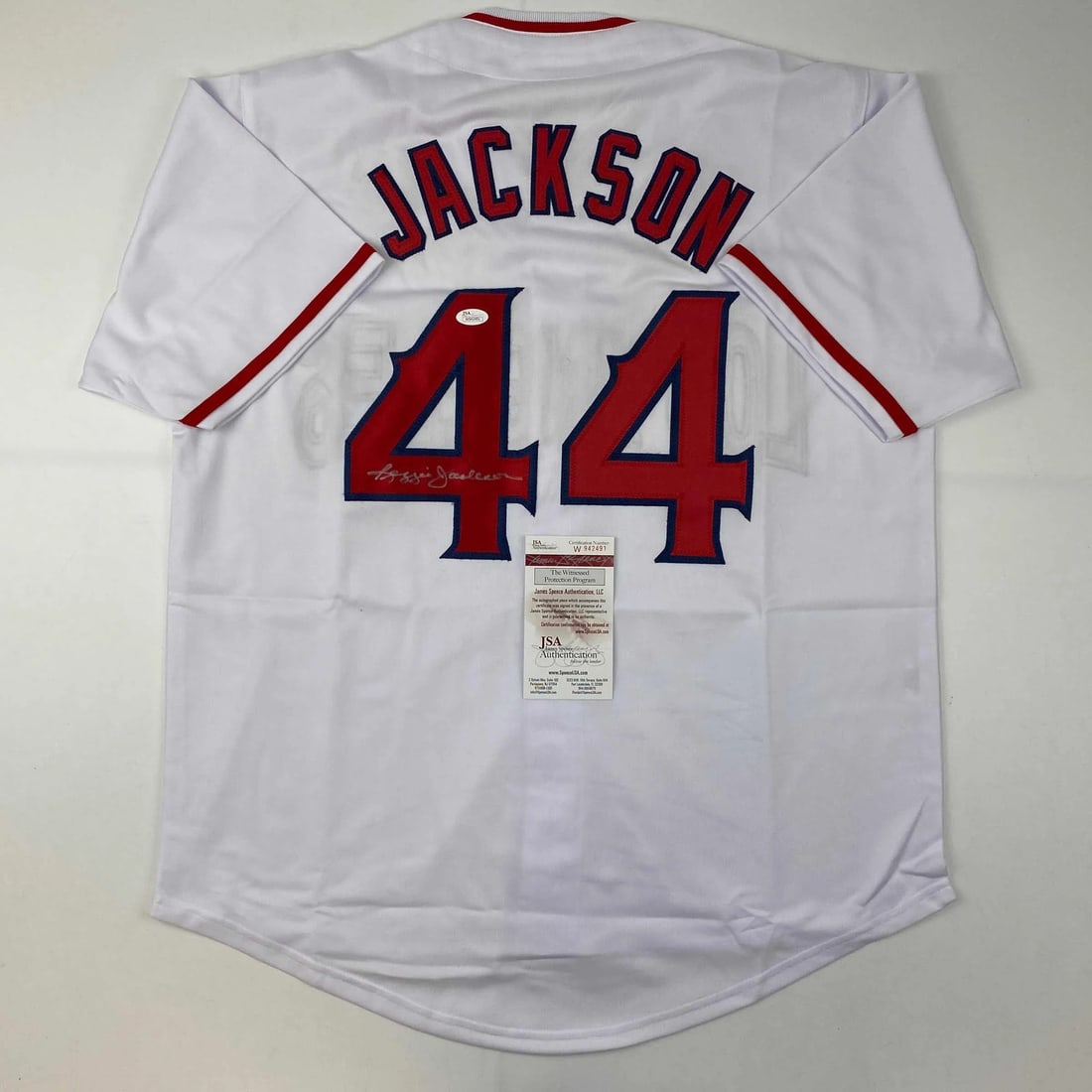 Reggie Jackson Autographed White Jersey Los Angeles Angels JSA COA: Reggie Jackson Autographed White Jersey Los Angeles Angels JSA COA Celebrate the legacy of Reggie Jackson with this autographed white jersey, representing the Los Angeles Angels of Anaheim. The jersey