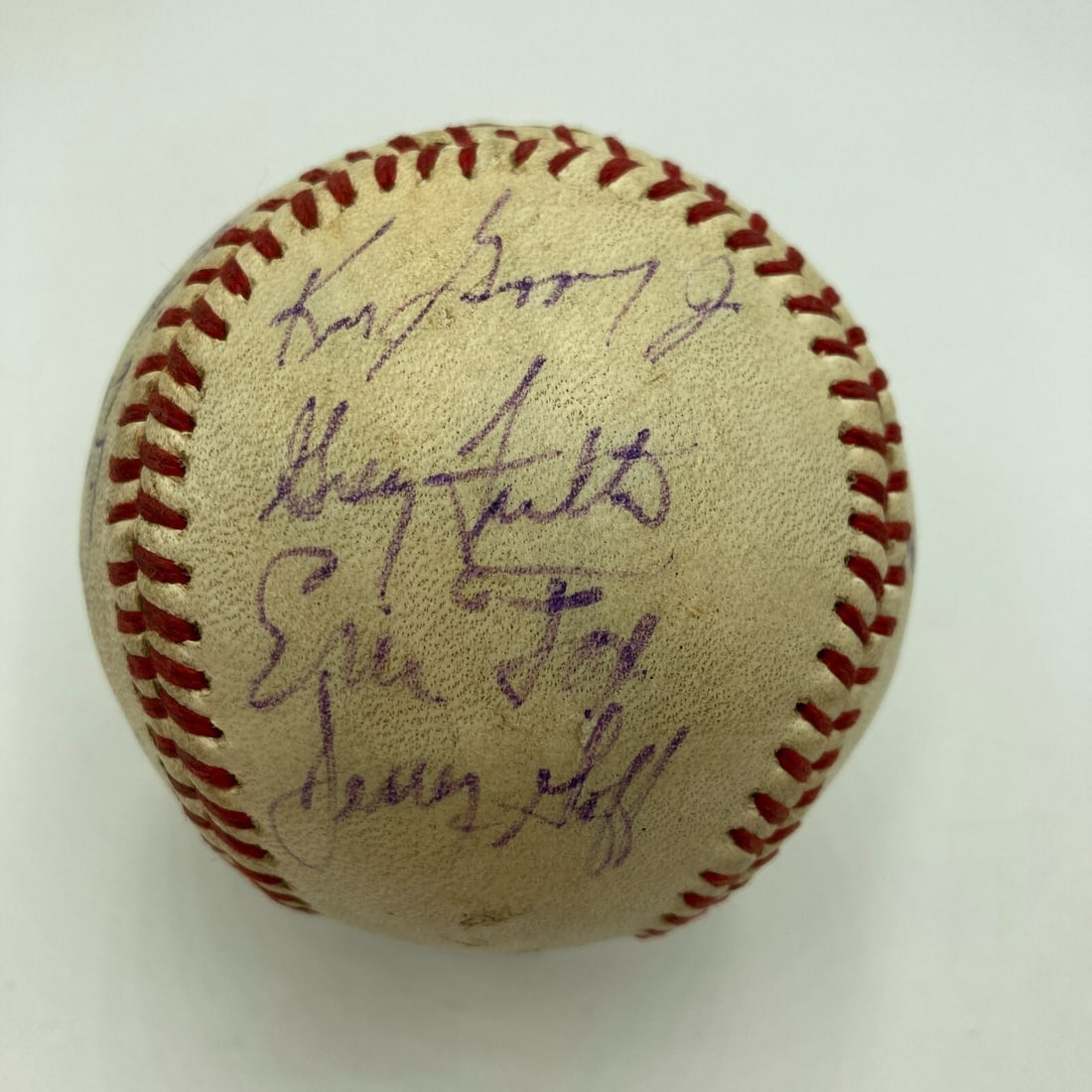 Ken Griffey Jr 1988 Vermont Mariners Signed Baseball JSA Authenticated: Ken Griffey Jr 1988 Vermont Mariners Signed Baseball JSA Authenticated This is an official minor league game-used baseball signed by the 1988 Vermont Mariners team, featuring the legendary Ken Griffey