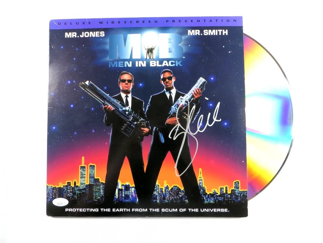 Will Smith Autographed Men in Black Laserdisc Cover with Discs JSA Certified: Will Smith Autographed Men in Black Laserdisc Cover with Discs JSA Certified This is an original autographed laserdisc cover of the classic film 'Men in Black' signed by Will Smith, a celebrated actor