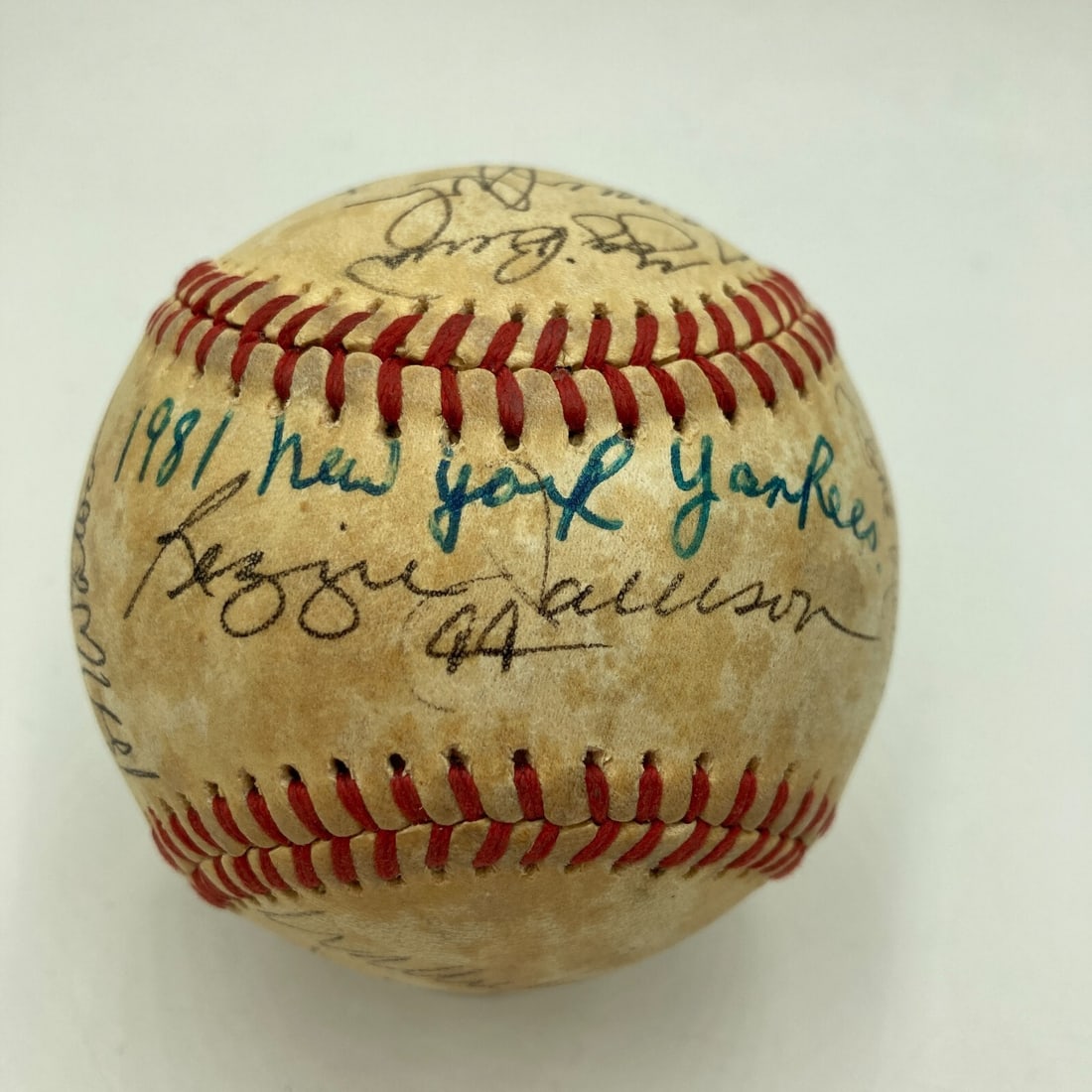 1981 New York Yankees Team Signed Baseball Reggie Jackson (1 of 6)