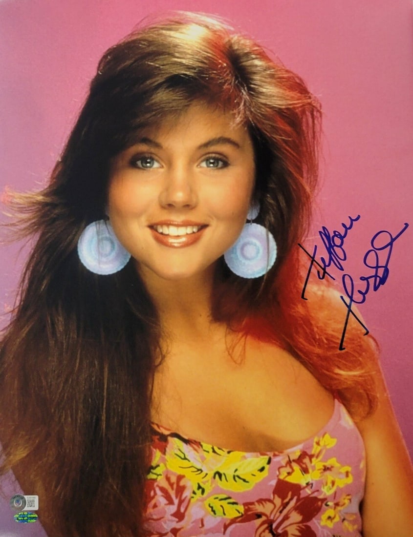 Tiffani Thiessen Signed 16x20 Photo Beverly Hills 90210 Beckett BAS: Tiffani Thiessen Signed 16x20 Photo Beverly Hills 90210 Beckett BAS This 16x20 photograph captures Tiffani Thiessen, known for her iconic role in "Saved by the Bell" and "Beverly Hills 90210." The ima