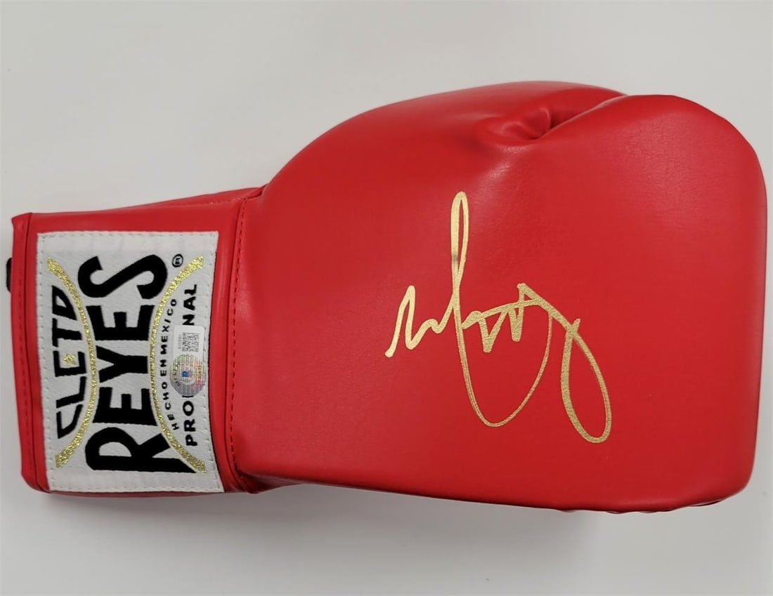 Mark Wahlberg gold signature boxing glove from The Fighter Beckett authenticated (1 of 4)