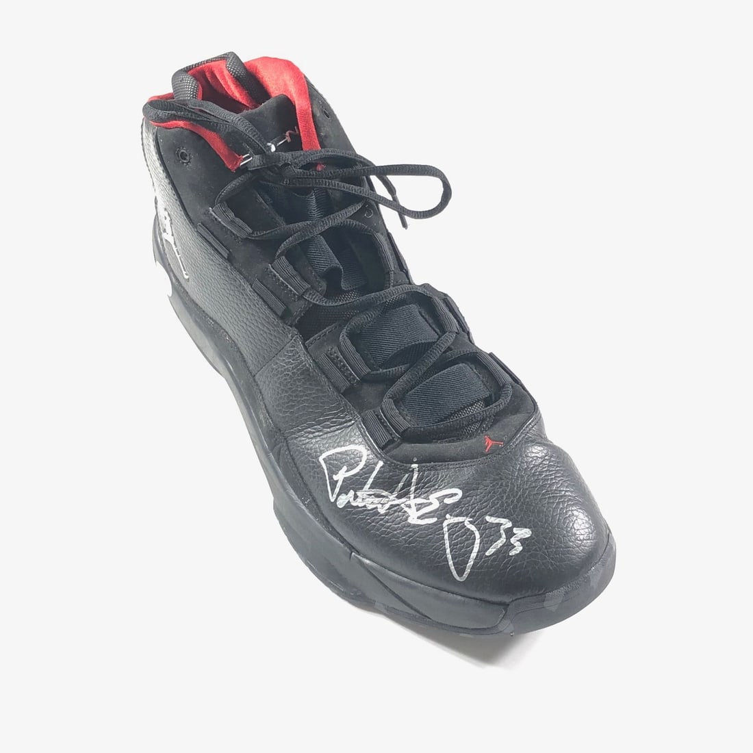 Patrick Ewing Autographed Jordan Shoe PSA/DNA New York Knicks: Patrick Ewing Autographed Jordan Shoe PSA/DNA New York Knicks This is an original autographed Jordan shoe signed by basketball legend Patrick Ewing, a prominent player for the New York Knicks. The aut
