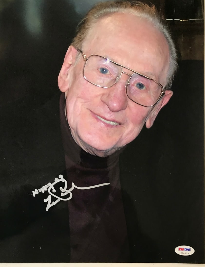 Les Paul Autographed 11x14 Photo PSA Authenticated: Les Paul Autographed 11x14 Photo PSA Authenticated This stunning 11x14 photograph features the legendary guitarist Les Paul, elegantly signed in silver Sharpie. The piece is authenticated by Professio