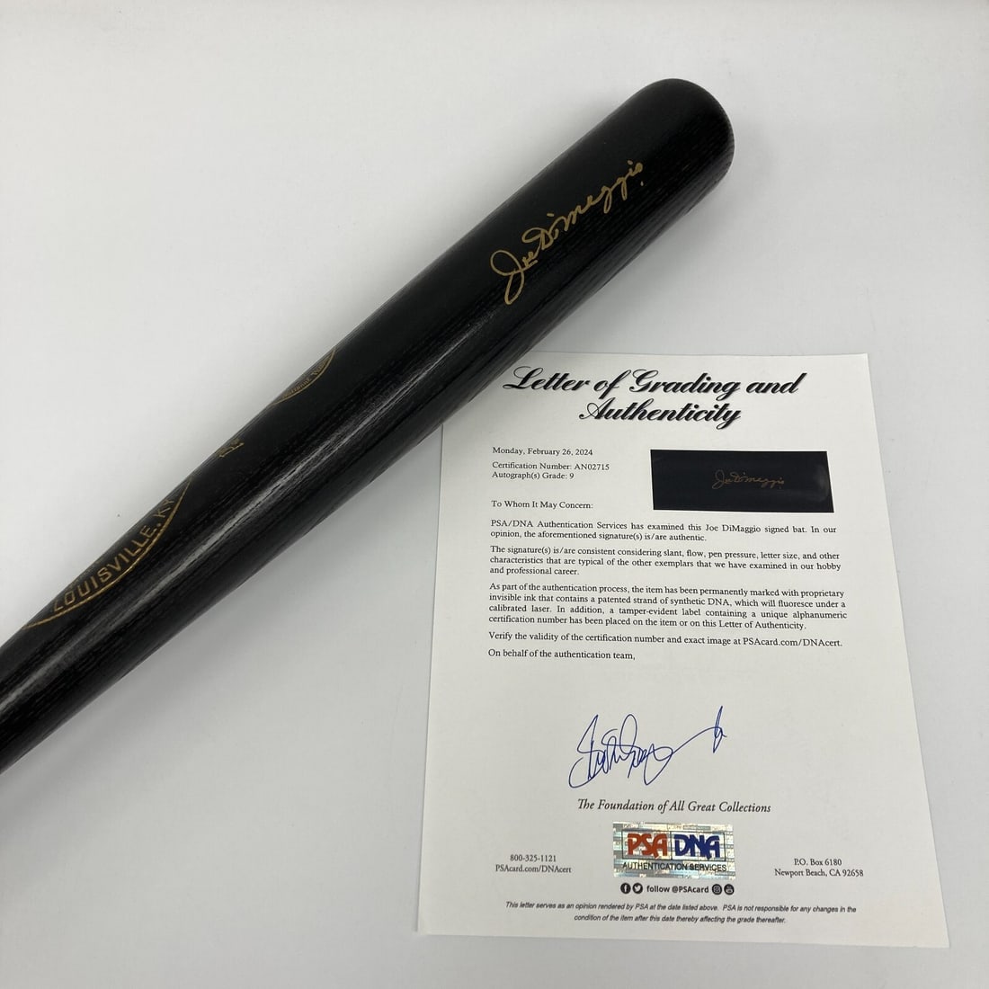 Joe DiMaggio Signed Louisville Slugger Bat PSA DNA MINT 9 Yankees: Joe DiMaggio Signed Louisville Slugger Bat PSA DNA MINT 9 Yankees This exquisite Louisville Slugger 1776-1976 National Pastime Bicentennial player model bat is signed by Hall of Famer Joe DiMaggio. Th