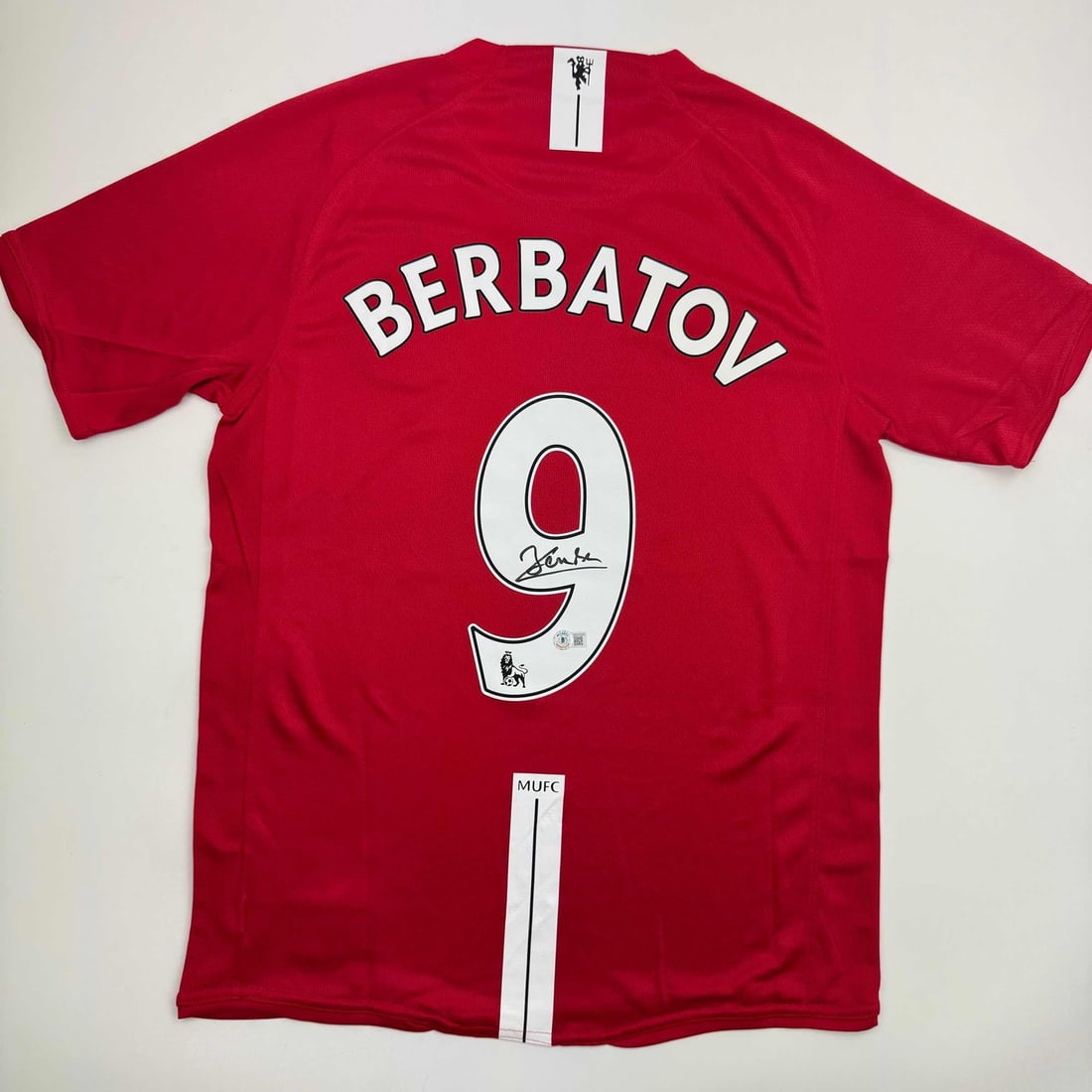 Dimitar Berbatov Autographed Manchester United Jersey Beckett BAS COA: Dimitar Berbatov Autographed Manchester United Jersey Beckett BAS COA Celebrate your passion for football with this authentic Dimitar Berbatov autographed Manchester United red jersey. This unique col