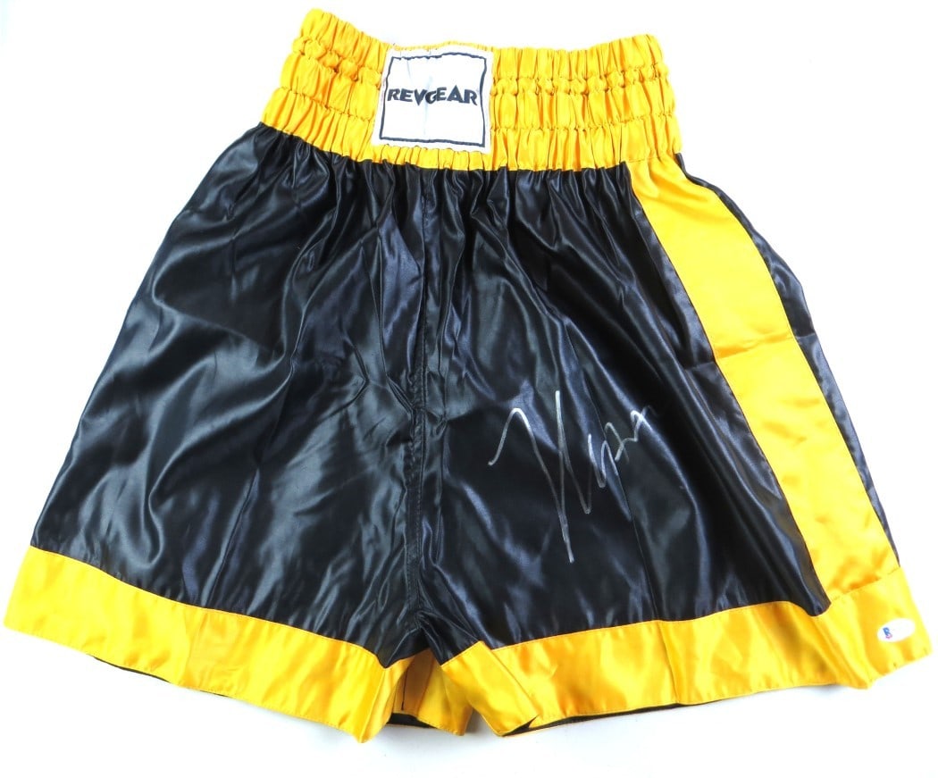 Julio Cesar Chavez Autographed Boxing Trunks Black Yellow Beckett Authenticated (1 of 4)