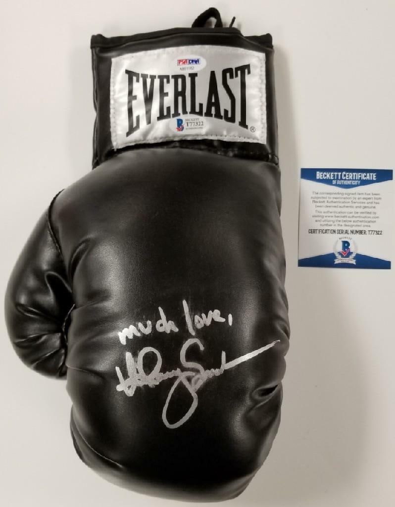 Everlast glove autographed by Hilary Swank with Beckett BAS authentication: Everlast glove autographed by Hilary Swank with Beckett BAS authentication This is an original Everlast boxing glove signed by Hilary Swank, associated with the film Million Dollar Baby. The autograph