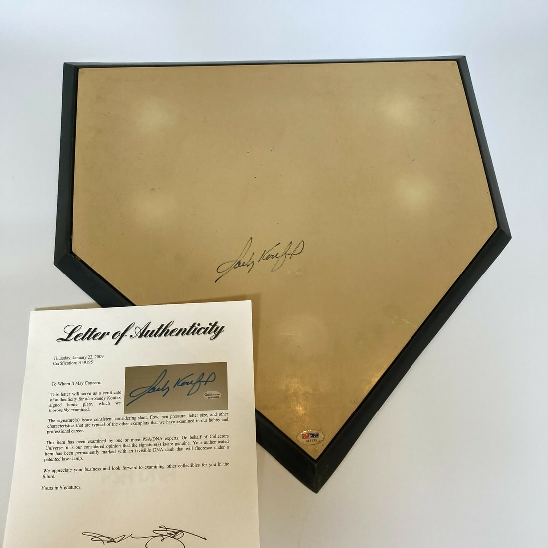 Sandy Koufax Signed Home Plate with PSA DNA Authentication: Sandy Koufax Signed Home Plate with PSA DNA Authentication This full-size home plate base is a must-have for any baseball enthusiast, featuring the signature of legendary pitcher Sandy Koufax, who pla