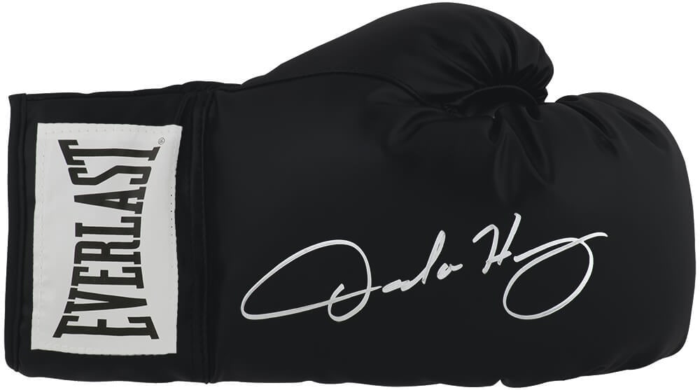 Oscar De La Hoya Signed Everlast Boxing Glove with COA: Oscar De La Hoya Signed Everlast Boxing Glove with COA Add a touch of boxing history to your collection with this Oscar De La Hoya signed Everlast black boxing glove. An iconic piece of memorabilia, t