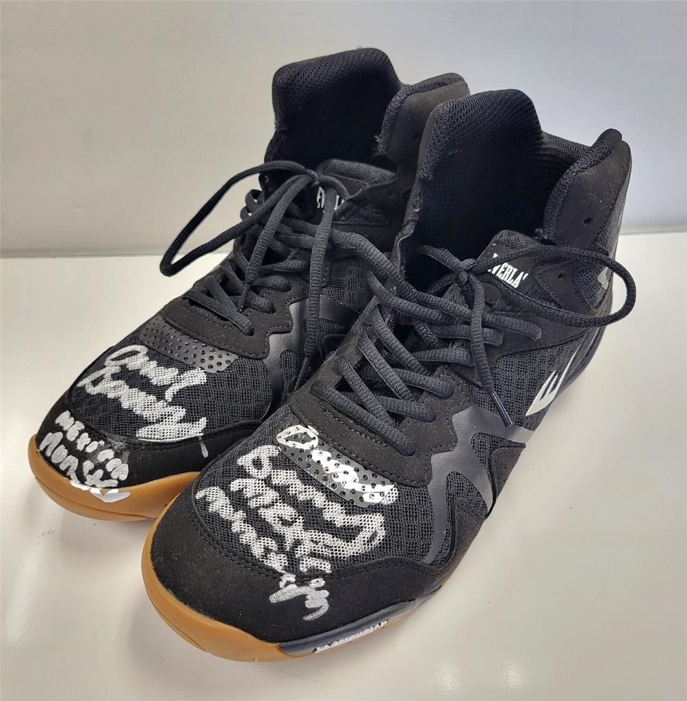 Everlast Boxing Shoes signed by David Benavidez with Beckett BAS Authentication: Everlast Boxing Shoes signed by David Benavidez with Beckett BAS Authentication These Everlast boxing shoes are autographed by David Benavidez with the inscription "Mexican Monster." The shoes are ori