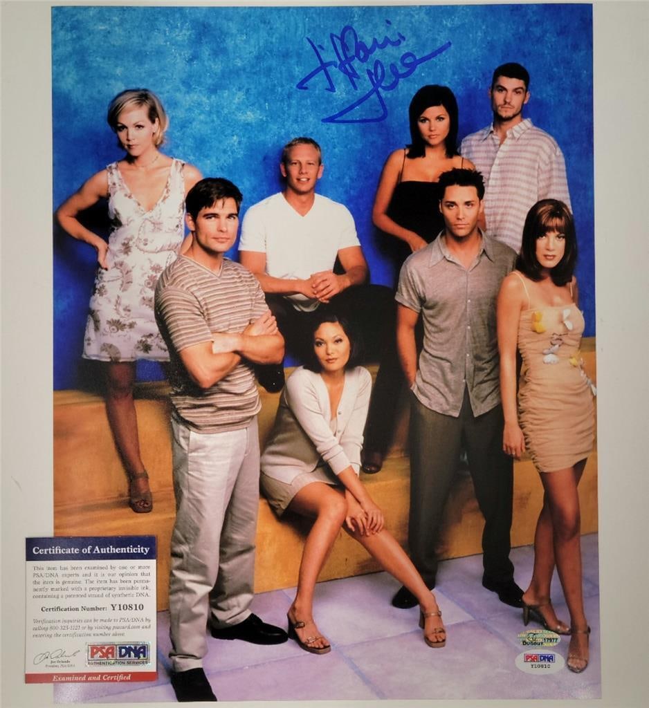Tiffani Thiessen Autographed 11x14 Photo Beverly Hills 90210 PSA/DNA: Tiffani Thiessen Autographed 11x14 Photo Beverly Hills 90210 PSA/DNA This is an original 11x14 photo featuring Tiffani Amber Thiessen, known for her role in the iconic show Beverly Hills 90210. The ph