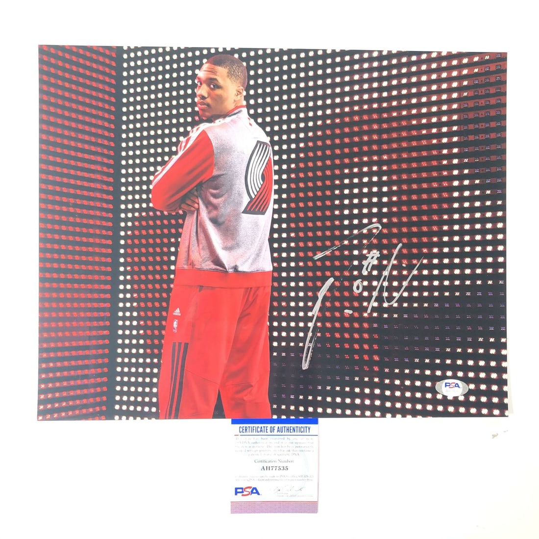 Damian Lillard Autographed 11x14 Photo PSA/DNA Portland Trail Blazers: Damian Lillard Autographed 11x14 Photo PSA/DNA Portland Trail Blazers Own a remarkable piece of basketball history with this professionally printed 11x14 photograph signed by Damian Lillard, the star