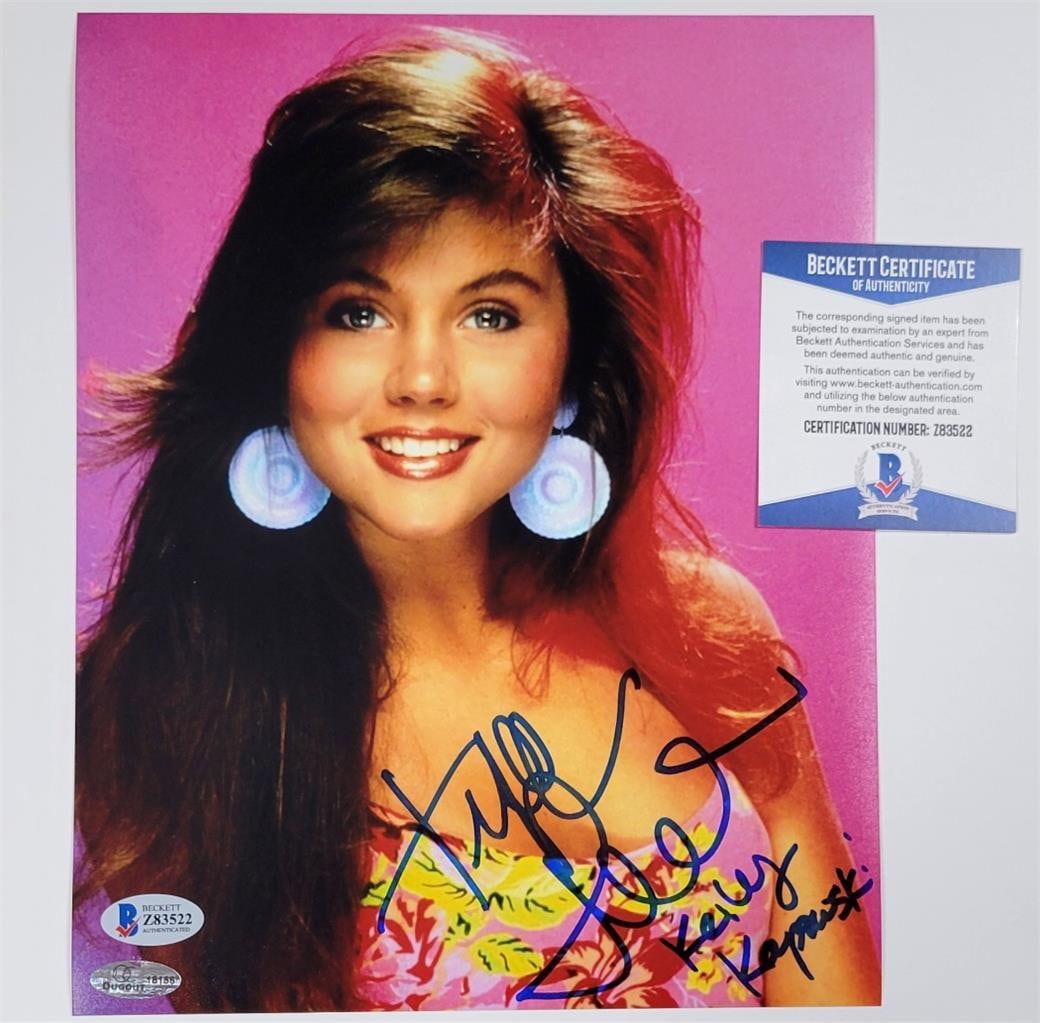 Tiffani Thiessen Signed Kelly Kapowski 8x10 Photo Beckett Authenticated: Tiffani Thiessen Signed Kelly Kapowski 8x10 Photo Beckett Authenticated This 8x10 photograph features Tiffani Thiessen as Kelly Kapowski, signed by the actress herself. The item is an original piece f
