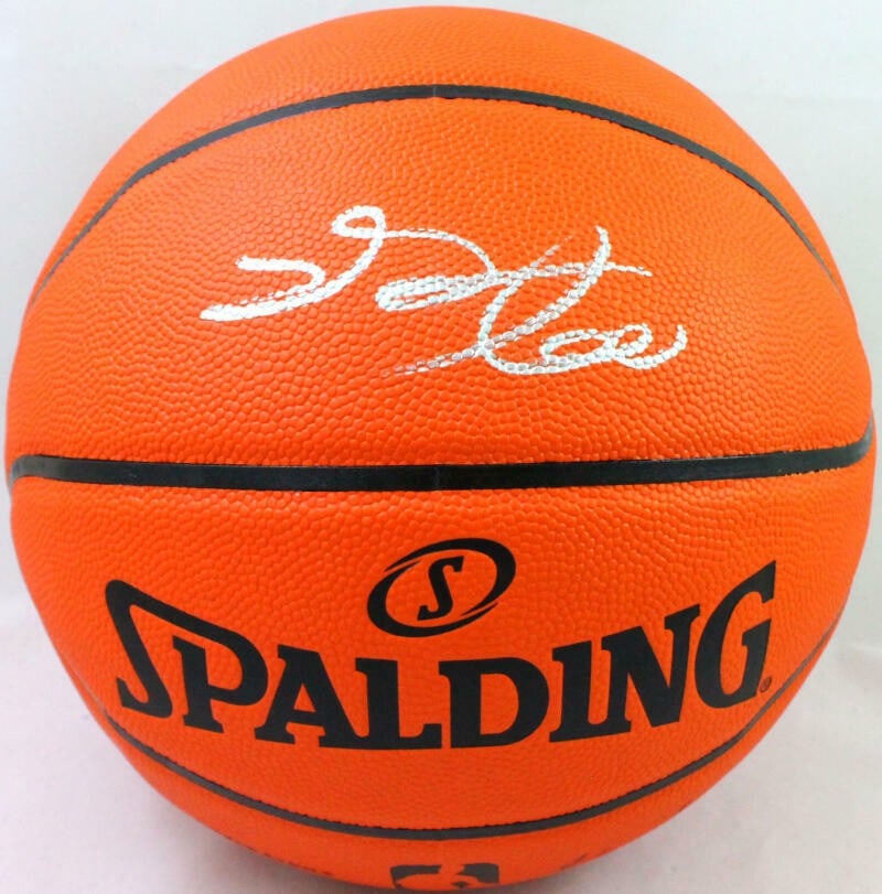 De'Aaron Fox Signed NBA Spalding Basketball with Beckett Hologram: De'Aaron Fox Signed NBA Spalding Basketball with Beckett Hologram This official NBA Spalding basketball is autographed by De'Aaron Fox, a standout player in the league. The ball is in pre-owned condit