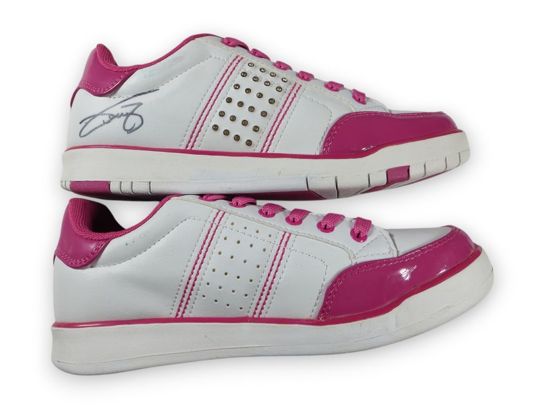 Venus Williams Signed Autographed Child Size 7 Shoe with Box Beckett Authenticated: Venus Williams Signed Autographed Child Size 7 Shoe with Box Beckett Authenticated This is a child-size 7 autographed shoe worn by tennis superstar Venus Williams. The item is a must-have for any youn