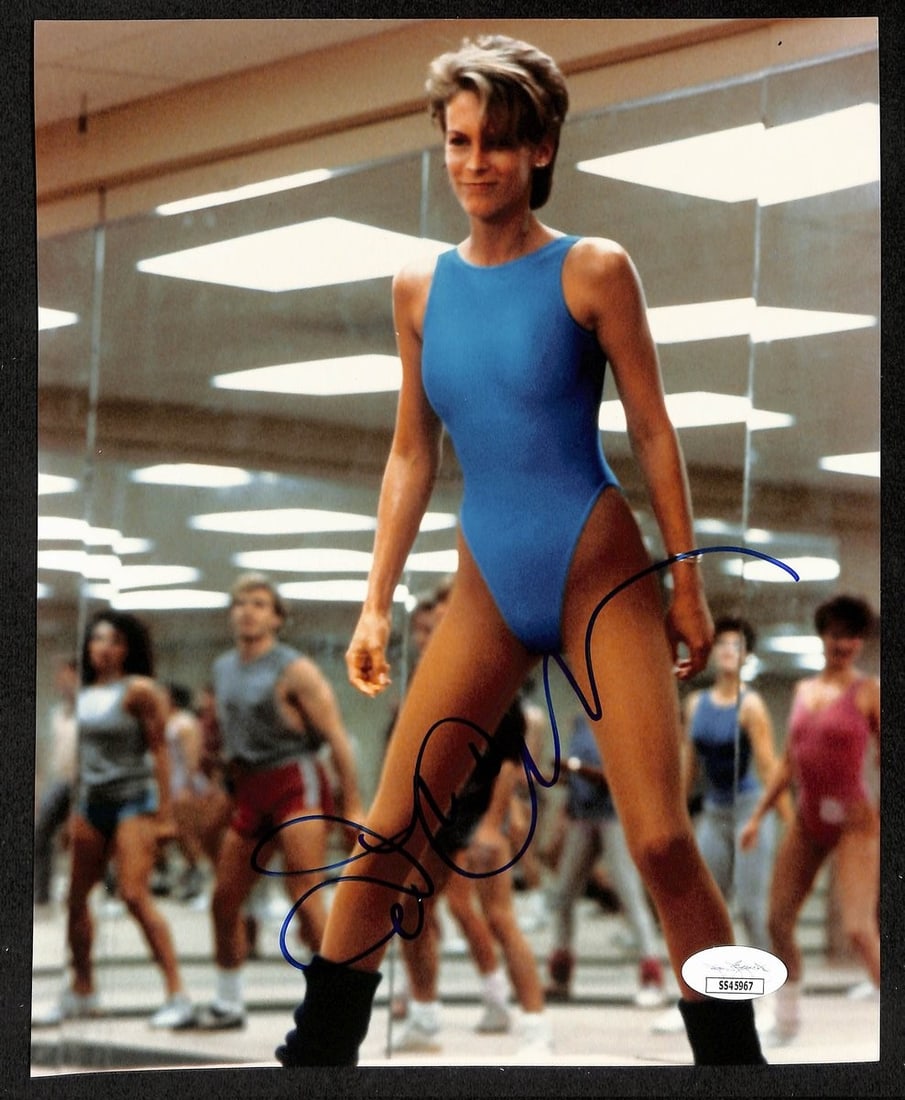 Jamie Lee Curtis Signed Perfect 8x10 Photo JSA Authenticated: Jamie Lee Curtis Signed Perfect 8x10 Photo JSA Authenticated Capture a moment in film history with this original 8x10 photo signed by the talented Jamie Lee Curtis. This autographed photo features Cur