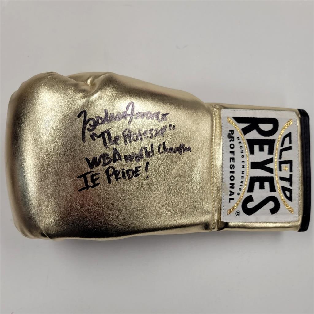 Joshua Franco WBA World Champ Signed Boxing Glove Beckett Authenticated: Joshua Franco WBA World Champ Signed Boxing Glove Beckett Authenticated This is an authentic boxing glove signed by Joshua Franco, the WBA World Champion. The glove has been verified by Beckett Authen