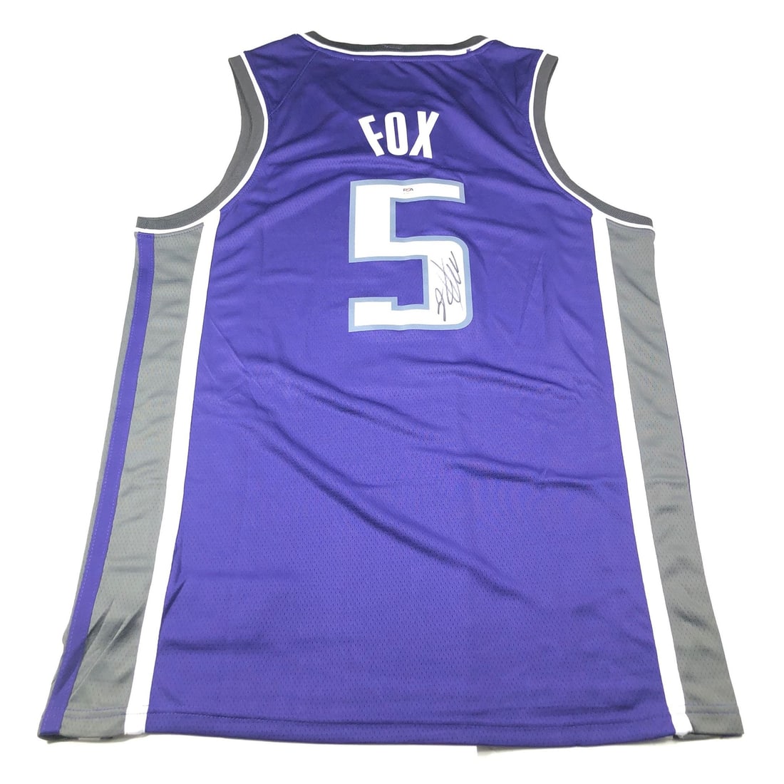 De'Aaron Fox Autographed Jersey PSA/DNA Sacramento Kings: De'Aaron Fox Autographed Jersey PSA/DNA Sacramento Kings This original stitched jersey is autographed by De'Aaron Fox of the Sacramento Kings, showcasing his signature with authenticity guaranteed by
