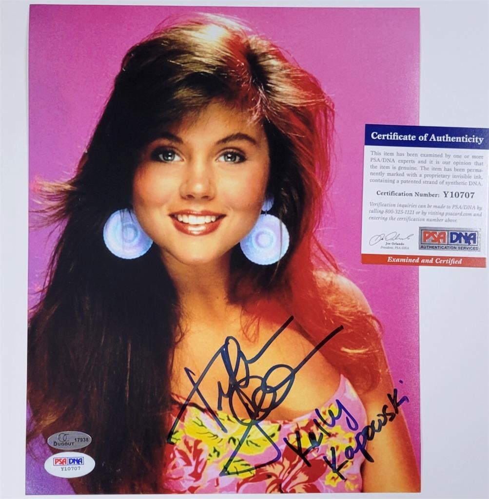 Tiffani Thiessen Signed Kelly Kapowski 8x10 Photo PSA/DNA: Tiffani Thiessen Signed Kelly Kapowski 8x10 Photo PSA/DNA This is an 8x10 photograph signed by Tiffani Thiessen, best known for her role as Kelly Kapowski in the iconic television series "Saved By The