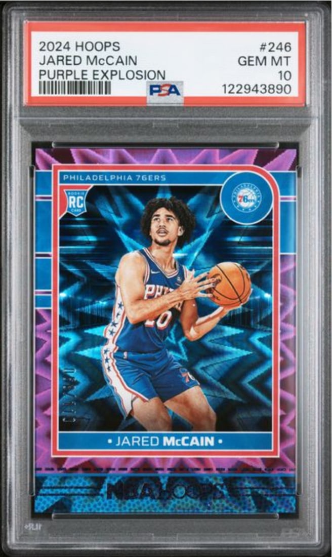 PSA 10 Jared McCain Purple Explosion RC 2024 Hoops #246 Serial 110 Basketball Card: PSA 10 Jared McCain Purple Explosion RC 2024 Hoops #246 Serial 110 Basketball Card This is an original 2024 Panini Hoops Jared McCain #246 Purple Explosion Rookie Card, featuring the Philadelphia 76er