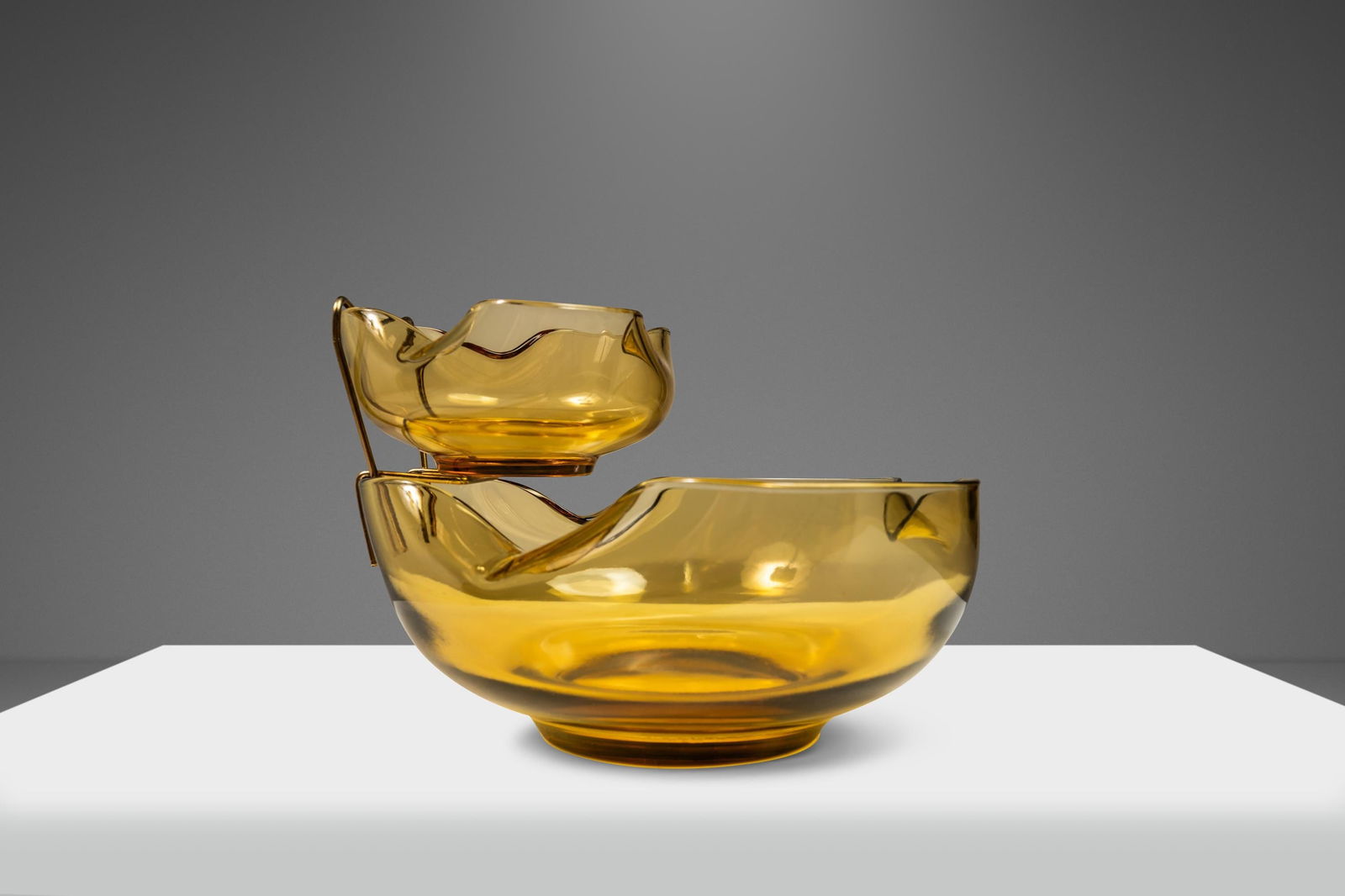 Mid-Century Modern Amber Glass Chips Dip Bowl Set USA 1960s: Mid-Century Modern Amber Glass Chips Dip Bowl Set USA 1960s This stunning set of Mid-Century Modern hand-crafted amber glass chips and dip serving bowls is a true statement piece for any gathering. Th
