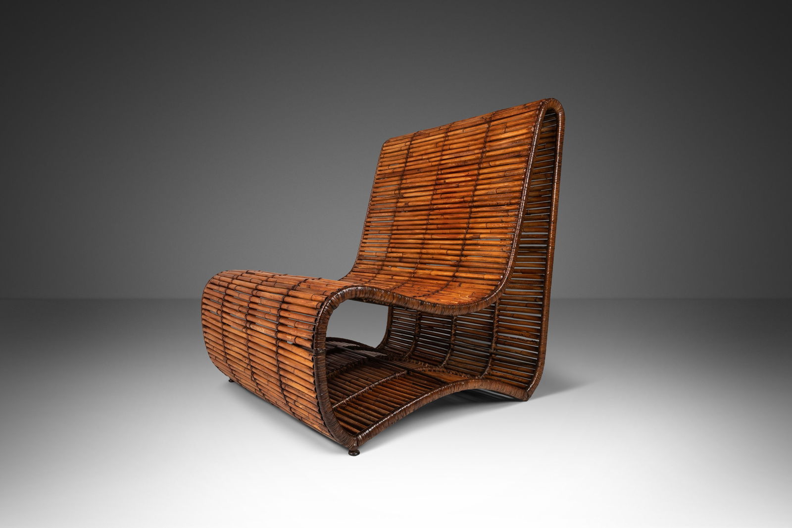 Danny Ho Fong Mid-Century Modern Bamboo Wave Lounge Chair 1970s: Danny Ho Fong Mid-Century Modern Bamboo Wave Lounge Chair 1970s Experience the elegance of Mid-Century Modern design with this "Wave" Slipper Lounge Chair, expertly crafted in bamboo by renowned desig
