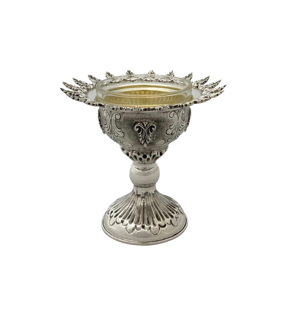Handmade 925 Sterling Silver Leaf Applique Swirl Salt Holder: Handmade 925 Sterling Silver Leaf Applique Swirl Salt Holder Elevate your dining experience with this exquisite handmade salt holder, crafted from fine 925 sterling silver. This piece features intrica