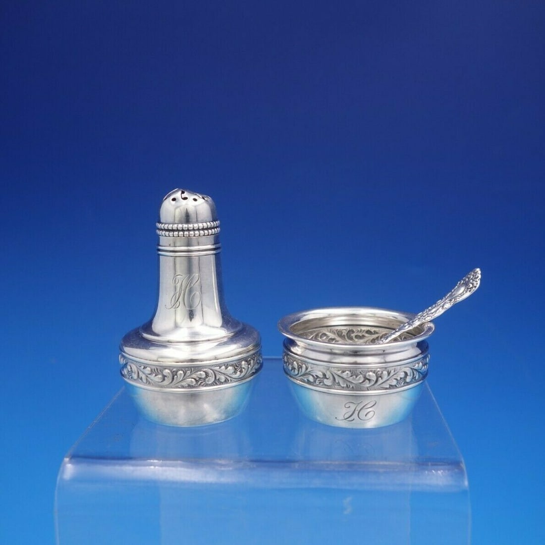 Gorham Saint Cloud Sterling Silver 3 Piece Salt Pepper Spoon Set: Gorham Saint Cloud Sterling Silver 3 Piece Salt Pepper Spoon Set Enhance your dining experience with this exquisite Saint Cloud by Gorham Sterling Silver 3 Piece Salt and Pepper Set. Crafted from high