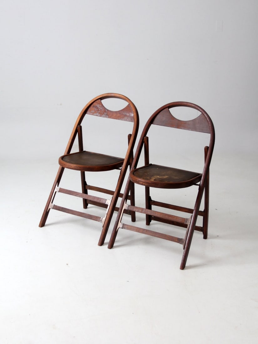 Early 20th Century Antique Wooden Folding Chairs Pair: Early 20th Century Antique Wooden Folding Chairs Pair This pair of antique wooden folding chairs, dating back to the early 20th century, features a classic bentwood top frame complemented by original