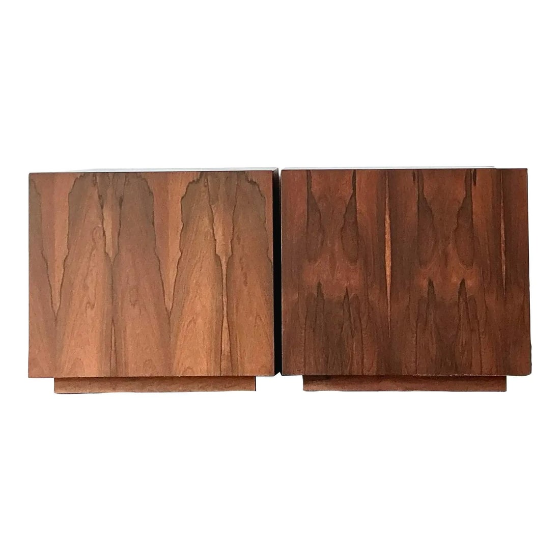 Pair of Mid-Century Modern Rosewood Cube End Tables Set of 2: Pair of Mid-Century Modern Rosewood Cube End Tables Set of 2 This set of two vintage Mid-Century Modern cube side tables showcases minimalist design and expert craftsmanship. Constructed from richly