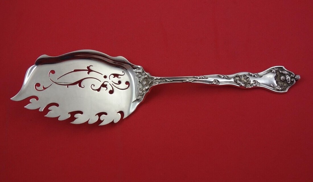 Reed and Barton Intaglio Sterling Silver Macaroni Server 10 7/8": Reed and Barton Intaglio Sterling Silver Macaroni Server 10 7/8" This exquisite macaroni server from the renowned Reed & Barton features a stunning Intaglio pattern, showcasing intricate multi-motif d