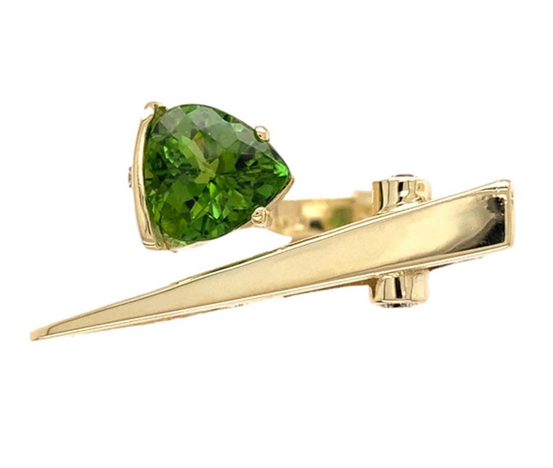 14k Yellow Gold Harry Roa Peridot Diamond Ring 2 Diamonds Size 6.25: 14k Yellow Gold Harry Roa Peridot Diamond Ring 2 Diamonds Size 6.25 Presenting a stunning 14k yellow gold custom ring featuring genuine natural peridot and diamonds, designed by Harry Roa. This contem
