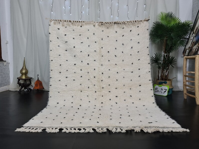 Handwoven White Dotted Rug 100% Sheep Wool Morocco 8 x 5 Feet: Handwoven White Dotted Rug 100% Sheep Wool Morocco 8 x 5 Feet Introducing the White Elegant Dotted Rug, a stunning piece that embodies the rich cultural heritage of Morocco. Handwoven in the Atlas Mou