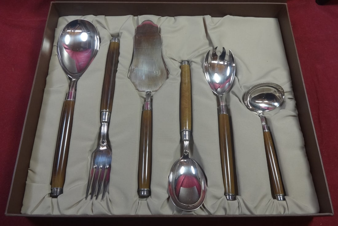 Camusso Colors Brown Sterling Silver Hostess Set 925/1000 in Fitted Box: Camusso Colors Brown Sterling Silver Hostess Set 925/1000 in Fitted Box Enhance your dining experience with this exquisite Colors Brown Hostess Set by Camusso, crafted from high-quality sterling silve