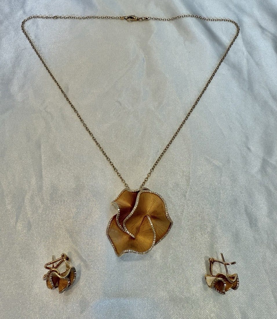 Annamaria Cammilli 18K Rose Gold Diamond Jewelry Set: Annamaria Cammilli 18K Rose Gold Diamond Jewelry Set Discover the exquisite craftsmanship of this Annamaria Cammilli jewelry set, featuring a stunning necklace and a pair of earrings. Crafted from lux