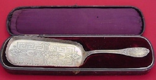 Albert Coles Jenny Lind Sterling Silver Crumber with Original Case 12 1/4": Albert Coles Jenny Lind Sterling Silver Crumber with Original Case 12 1/4" Presenting a stunning Jenny Lind crumber crafted by Albert Coles, this exquisite piece showcases a bright-cut blade design an
