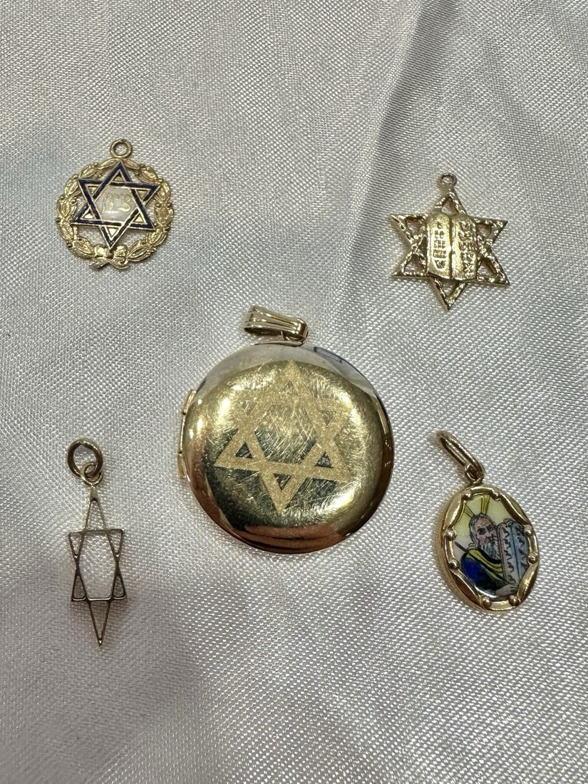 14K Yellow Gold Judaica Charm Set 5 Pieces with Locket: 14K Yellow Gold Judaica Charm Set 5 Pieces with Locket Discover this exquisite collection of 14K Yellow Gold Judaica charms, featuring five unique pieces that celebrate rich cultural heritage. The set