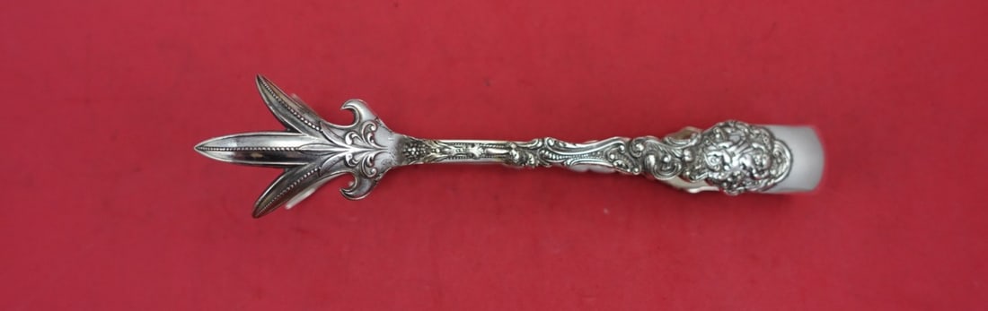 Gorham Versailles Sterling Silver Ice Tong Double Claw 6.5 Inch: Gorham Versailles Sterling Silver Ice Tong Double Claw 6.5 Inch Presenting the exquisite Versailles ice tongs by Gorham, crafted from high-quality sterling silver. This elegant serving piece features