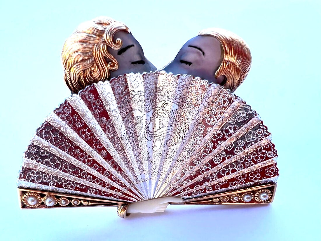 ERTE 14K Gold Sterling Silver Pearl Mother of Pearl Fan Brooch: ERTE 14K Gold Sterling Silver Pearl Mother of Pearl Fan Brooch This exquisite brooch by Erte showcases a stunning fan design crafted from 14K gold and sterling silver, complemented by lustrous pearl a
