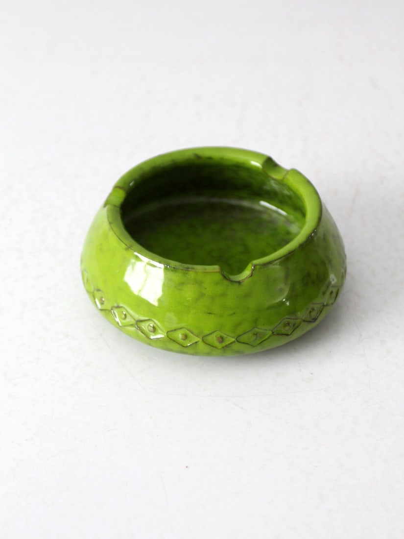 Vintage Mid Century Rosenthal Netter Ceramic Ashtray Lime Green: Vintage Mid Century Rosenthal Netter Ceramic Ashtray Lime Green This exquisite mid-century ceramic ashtray by Rosenthal Netter showcases a vibrant lime green glaze accentuated by a unique geometric